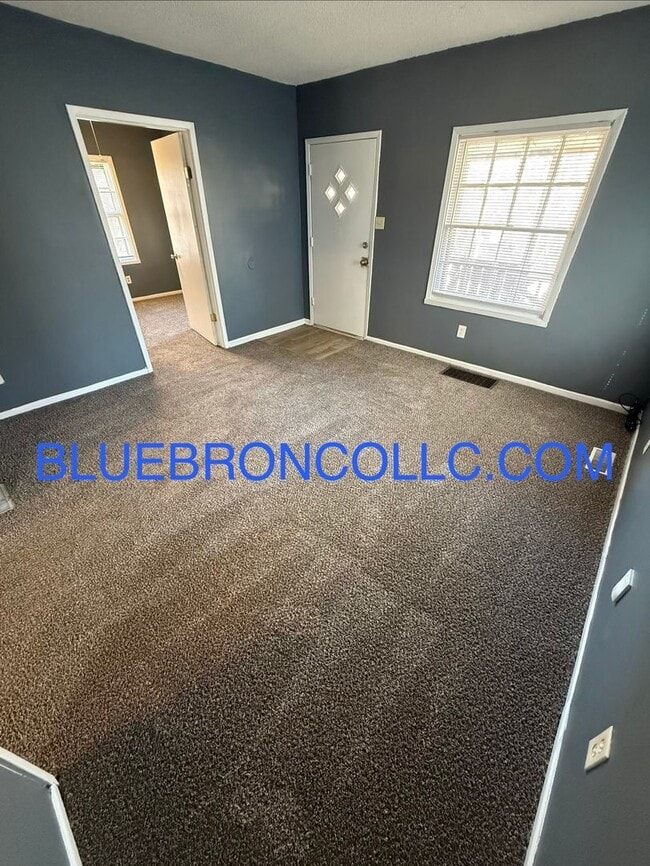 Building Photo - NEWLY REMODELED, great LOCATION, ROOMY layout