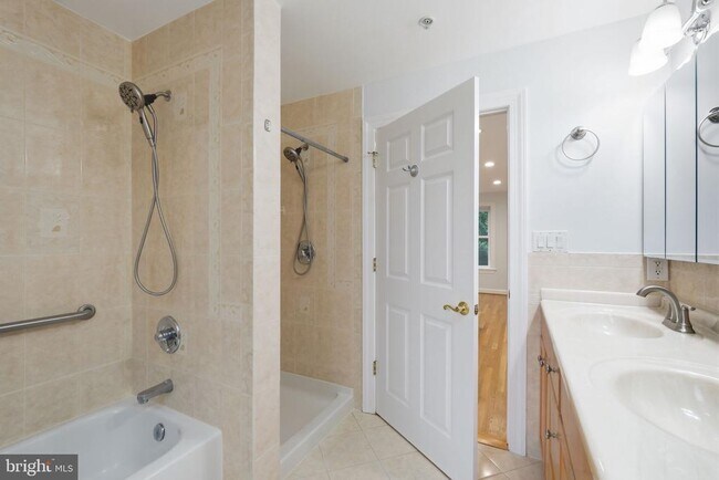 Building Photo - 711 Lamberton Dr