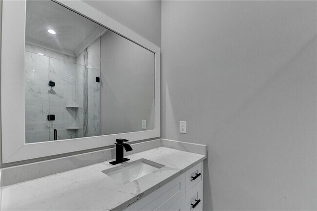 Building Photo - 960 Nours Cir SE