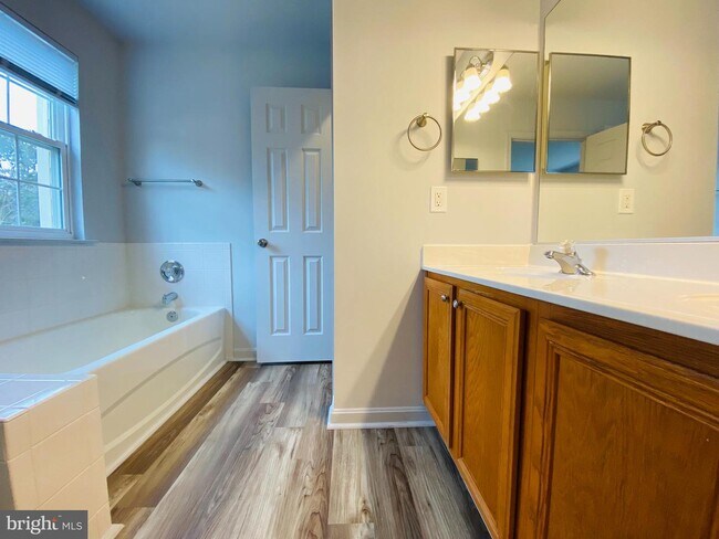 Building Photo - 5147 Mallards Landing Dr