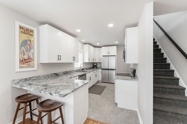 Building Photo - FURNISHED HOUSE! Short or Long Term! Large Newly Renovated Fully Furnished Modern 5 Bedroom Home ...