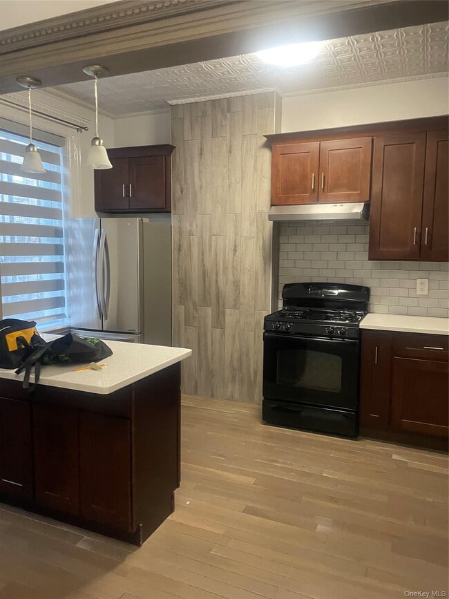 Building Photo - 17-20 Menahan St