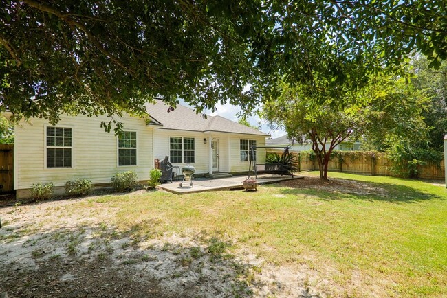 Building Photo - Spacious 3-Bed, 2-Bath Home with Open Floo...