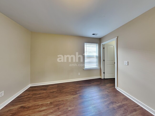 Building Photo - 4940 Ballantine Dr
