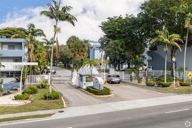 Primary Photo - 9351 Fontainebleau Blvd