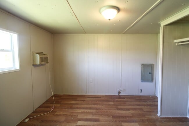 Building Photo - Excellent Location close to Fayetteville!