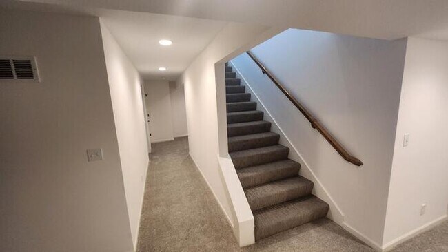 Building Photo - Newly constructed Maintenance provided 3 bed 2.5 bath