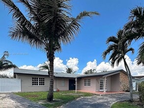 Building Photo - 3232 Village Green Dr