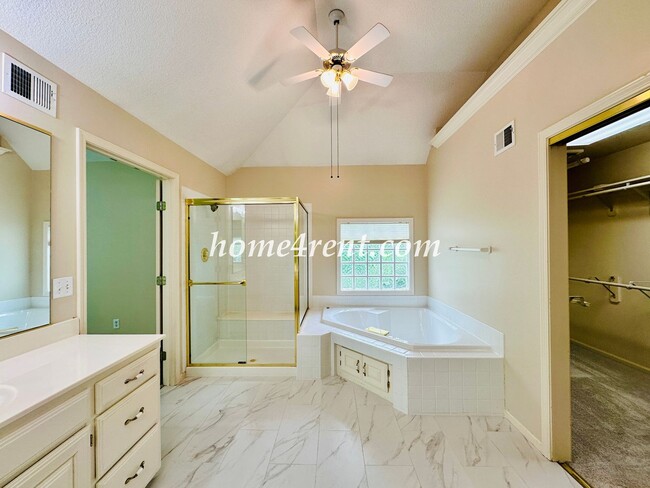 Building Photo - Exceptional 1.5 Story Home in the Prestigious Loch Lloyd Community!