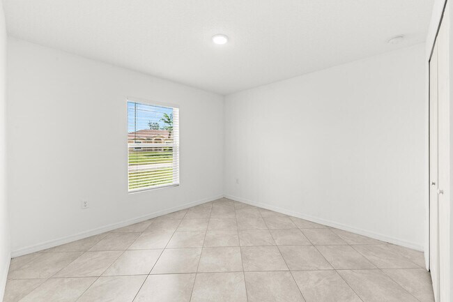 Building Photo - 566 SW Grove Ave