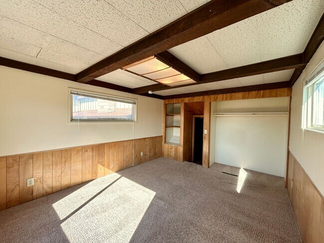 Building Photo - Unique 5 Bedroom Home