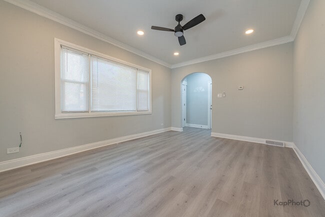 Building Photo - 6259 W Peterson Ave