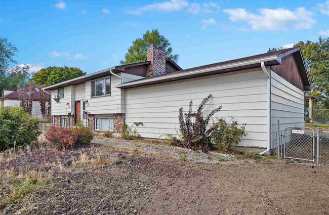 Building Photo - 727 E Olympic Ave