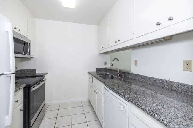 Building Photo - Lovingly Maintained 1 Bed, 1 Bath Condo in...