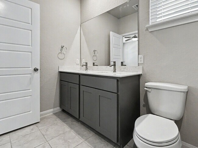 Building Photo - Modern New Braunfels Home with Flexible Upstairs Living Spaces