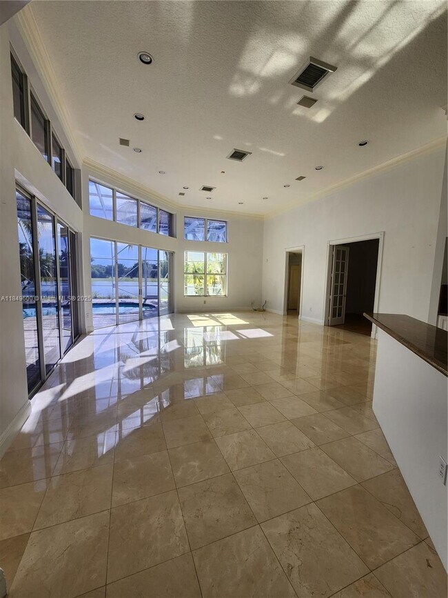 Building Photo - 620 Laurel Ln