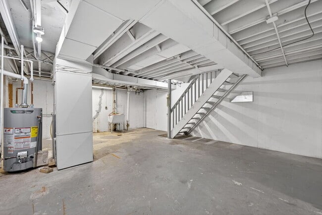 Building Photo - 5870 Garrett Ln