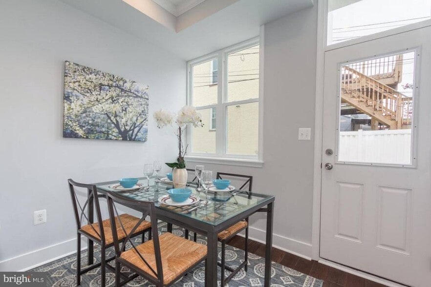 Building Photo - 9 E Fort Ave