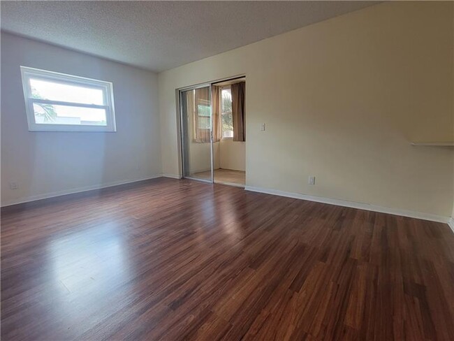 Building Photo - 480 Burgundy N