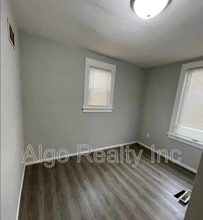 Building Photo - 2211 Queen Ave N