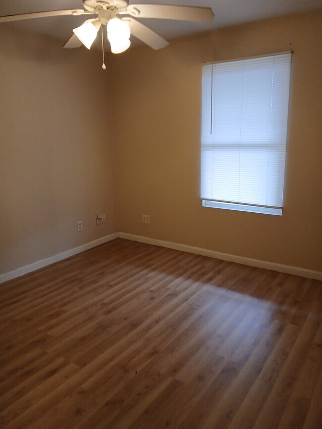 Building Photo - 319 E Mill St