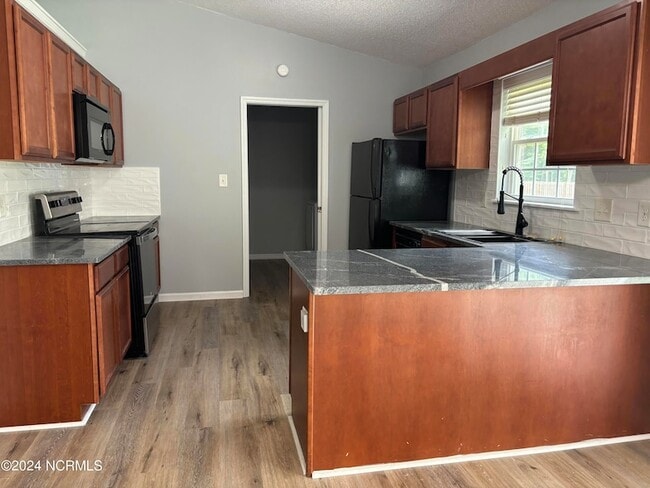 Building Photo - 215 Finishing Ln