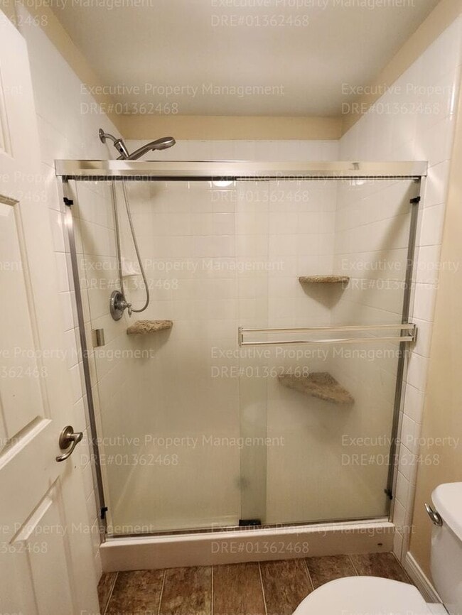 Building Photo - Spacious 4 bedroom 2 bathroom home located in the Ashton Falls community