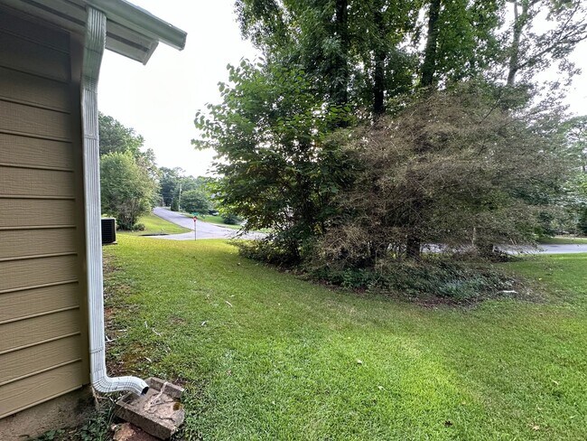 Building Photo - Charming 3 bedroom 2 bath ranch home on a ...