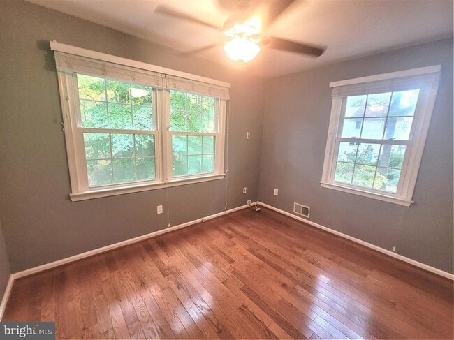 Building Photo - 9446 Cloverdale Ct