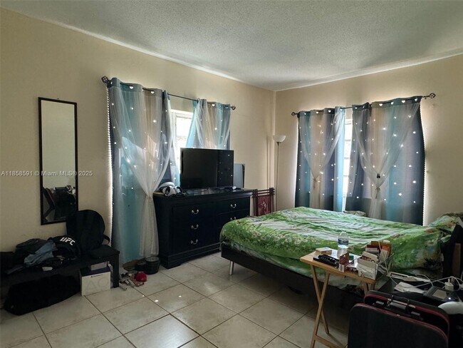 Building Photo - 2200 E Hallandale Beach Blvd