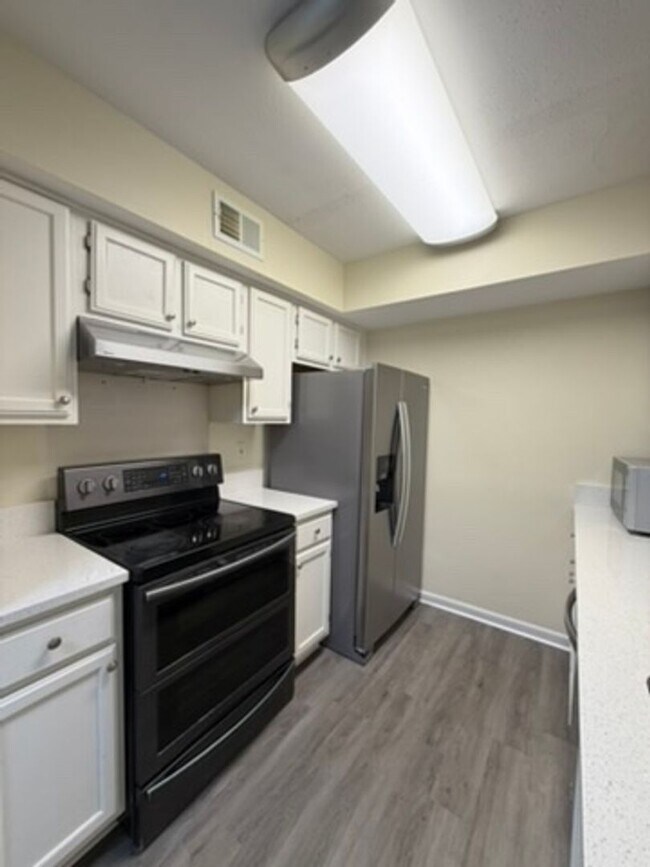 Building Photo - 25% OFF FIRST MONTH'S RENT -- Updated 2 Bedroom First Floor Condo