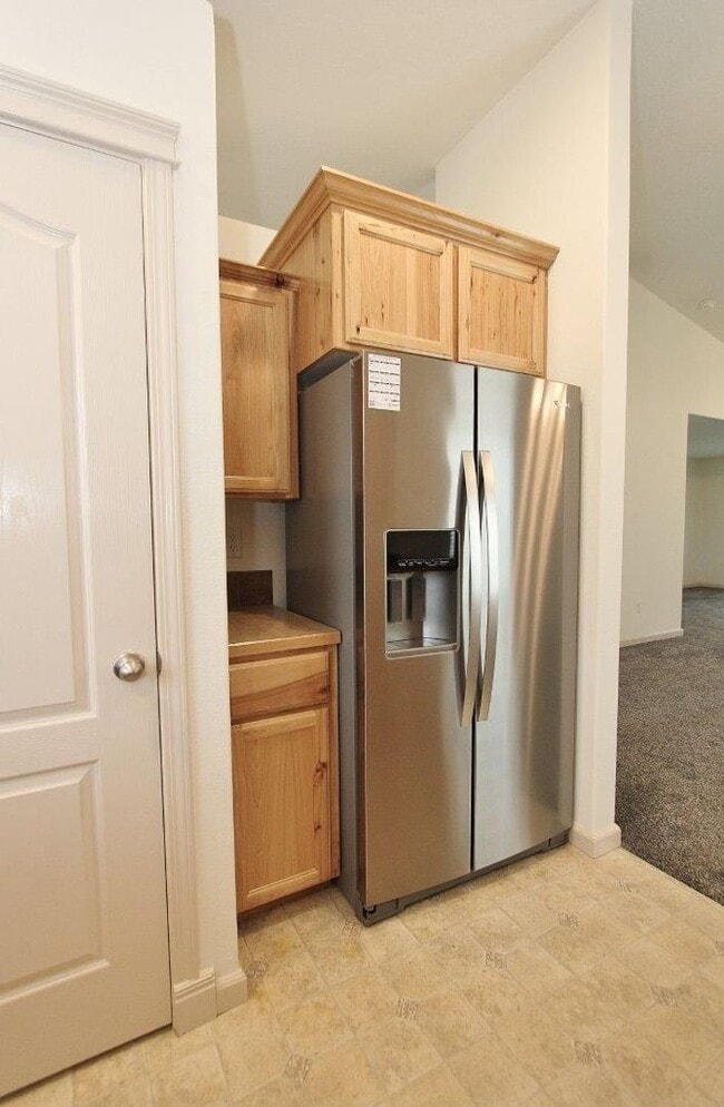 Building Photo - Spacious Craftsman Style Home