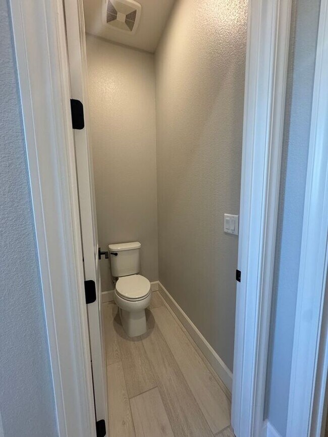 Building Photo - 1521 Golf Club Dr