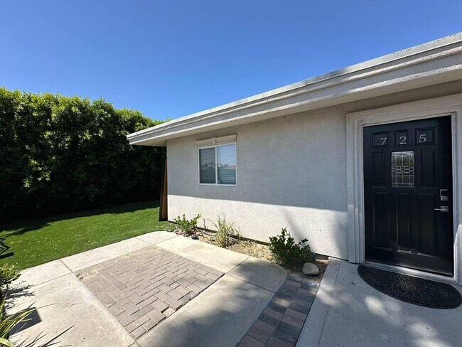 Building Photo - 725 S Mountain View Dr