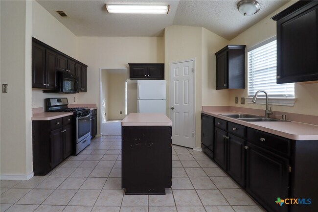 Building Photo - 608 Totem Trail