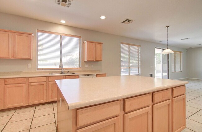 Building Photo - 2026 E County Down Dr