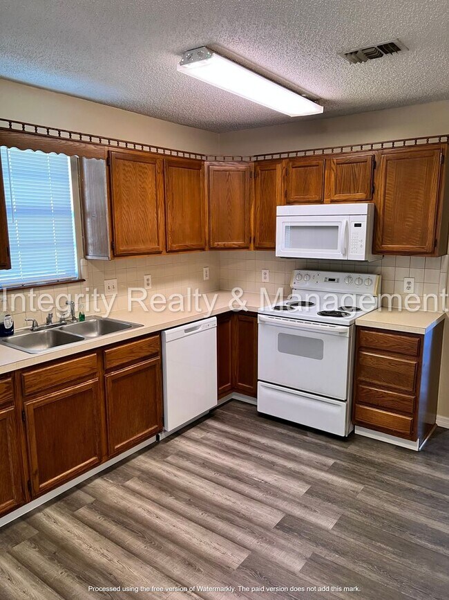 Building Photo - Charming cottage feel 3-bedroom, 2-bathroom house