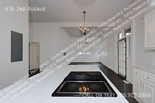 Building Photo - 636 2nd Ave