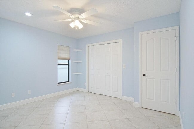 Building Photo - 1232 SW Knollwood Dr