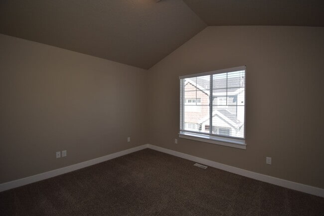 Building Photo - Charming 4 bed Sandy Home, with HOA in Fantastic Location!!!