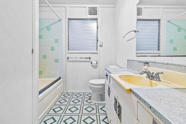 Building Photo - Charming 3 bedroom, 1 bath home with large...