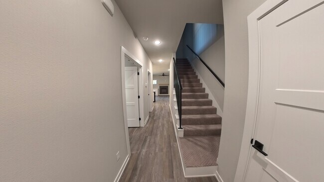 Building Photo - 507 W Fort Worth St