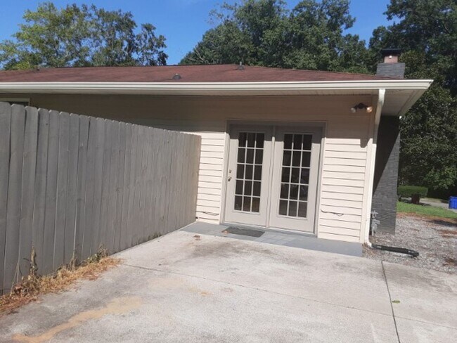 Building Photo - Hard to Find Rancher in Oak Ridge with 2 car garage