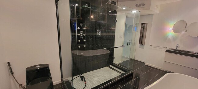 Building Photo - 4 bedrooms 3 baths beautiful house