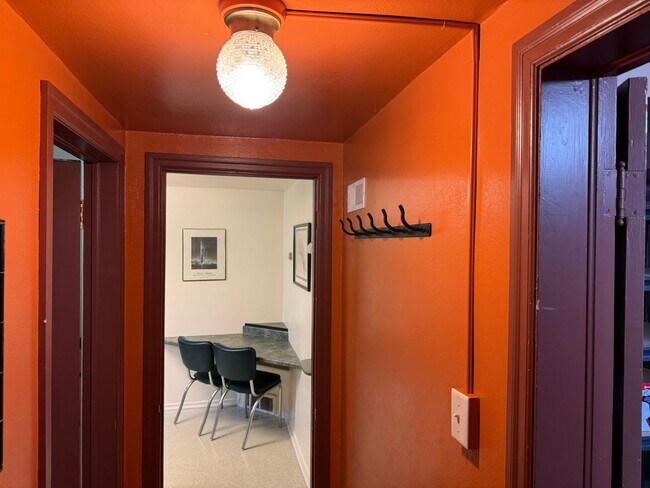 Building Photo - Furnished One Bedroom Near Hospitals