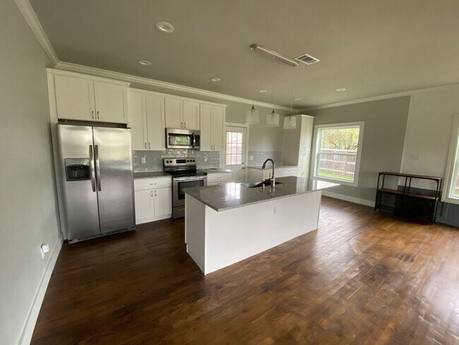 Building Photo - Beautiful 3/2 in Speegleville