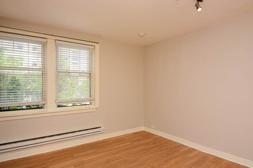 Building Photo - 511 W Belmont Ave