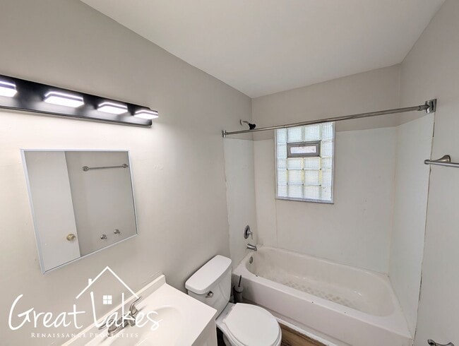 Building Photo - Cozy 2 Bedroom 1 Bathroom now available fo...