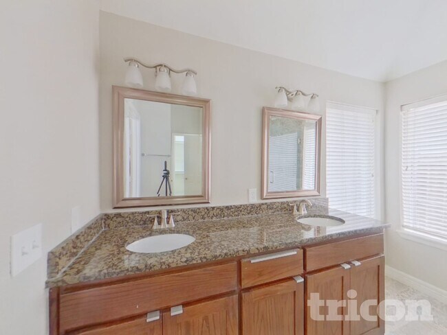 Building Photo - 4021 Chinaberry Dr