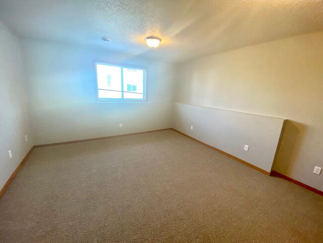 Building Photo - 3 bed, 2 bath Twinhome